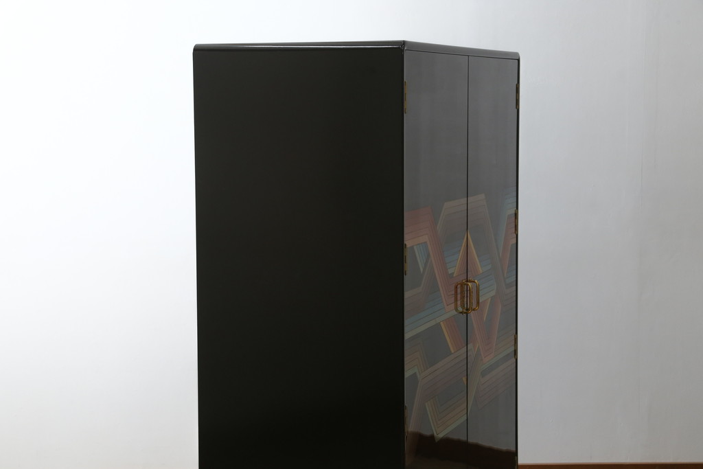 中古　極上美品　香川漆器　伝統工芸士・小松庄一作　かくし付き　桐材　色彩豊かな漆絵が優美な存在感を放つ衣装箪笥(着物箪笥、収納箪笥、引き出し、桐箪笥)(R-058595)