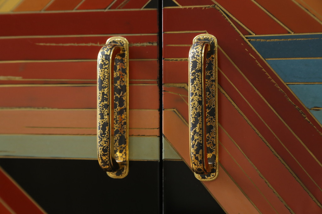 中古　極上美品　香川漆器　伝統工芸士・小松庄一作　かくし付き　桐材　色彩豊かな漆絵が優美な存在感を放つ衣装箪笥(着物箪笥、収納箪笥、引き出し、桐箪笥)(R-058595)