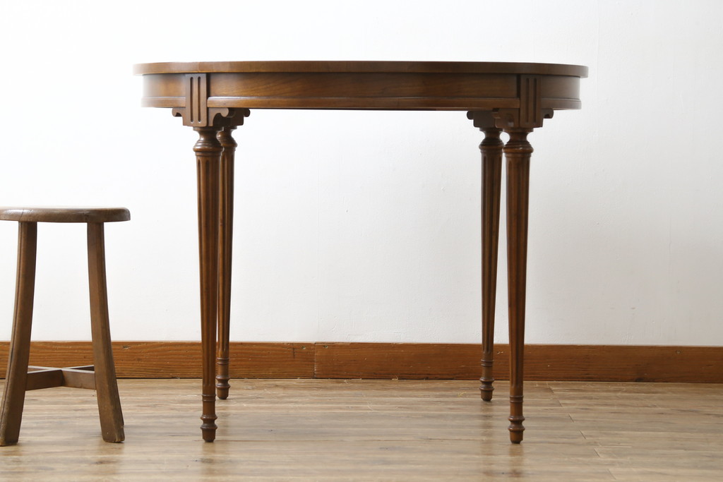 中古　DREXEL HERITAGE(ドレクセルヘリテイジ)　Et Cetera(エトセトラ)コレクション　優美なシルエットが目を引く小振りサイズのラウンドテーブル(ダイニングテーブル、丸テーブル、コーヒーテーブル、カフェテーブル)(R-079156)