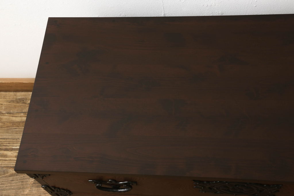 中古　伝統民芸　岩谷堂箪笥　天板リメイク　力強い杢目と黒々とした金具が魅力のローチェスト(整理箪笥、ローボード、衣装タンス、引き出し)(R-049138)