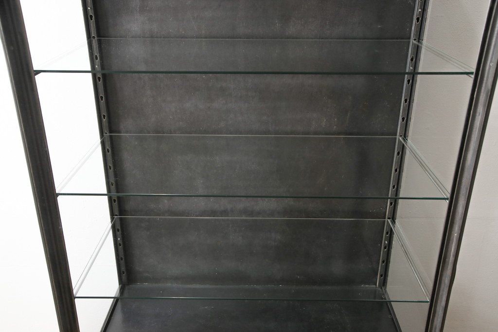 中古　アンティーク調　無骨な雰囲気が目を引くメタルキャビネット(飾り棚、ガラスケース、陳列棚、収納棚)(R-055028)