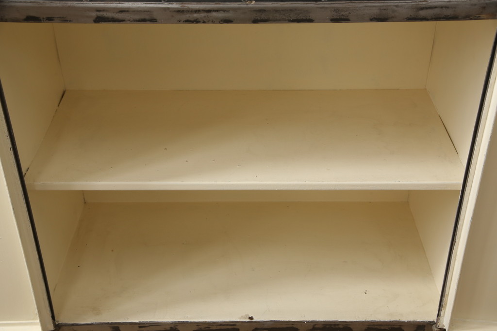 中古　アンティーク調　無骨な雰囲気が目を引くメタルキャビネット(飾り棚、ガラスケース、陳列棚、収納棚)(R-055028)