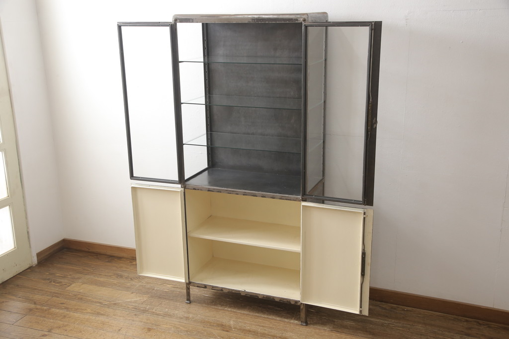 中古　アンティーク調　無骨な雰囲気が目を引くメタルキャビネット(飾り棚、ガラスケース、陳列棚、収納棚)(R-055028)