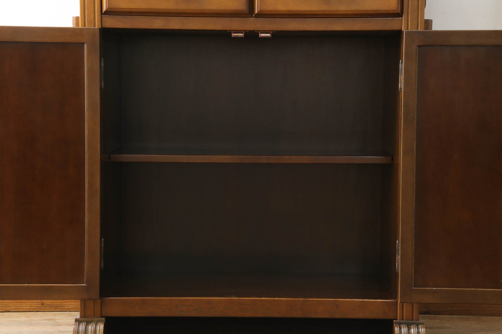中古　国会議事堂納品の高級家具メーカー　徳田家具　花の彫刻がかわいらしいキャビネット(カップボード、食器棚、収納棚、戸棚)(R-073980)