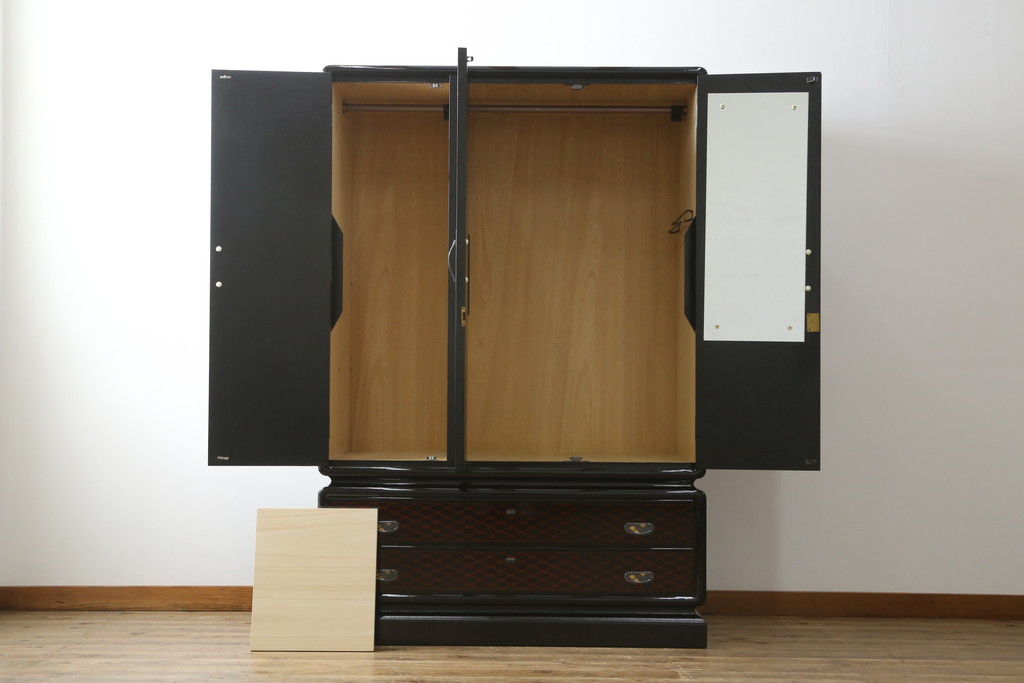 中古　美品　香川漆器　蒟醤(きんま)塗り　美しい艶が魅力!格調高い空間演出に活躍するワードローブ(衣装箪笥、和タンス、キャビネット)(定価推定約140万円)(R-060053)
