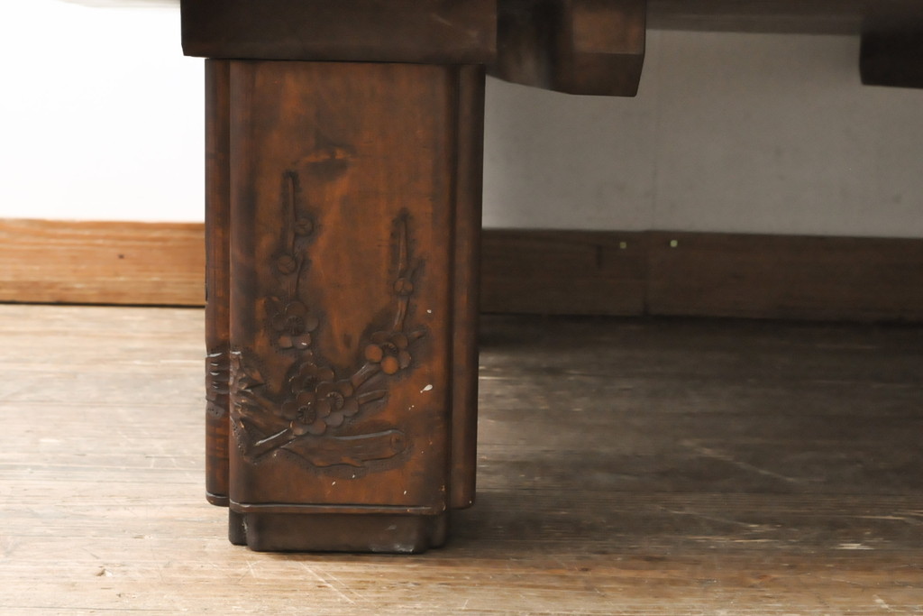 民芸家具　日光彫り　重厚な脚と厚みのある天板が魅力的な座卓(ローテーブル)(R-057467)