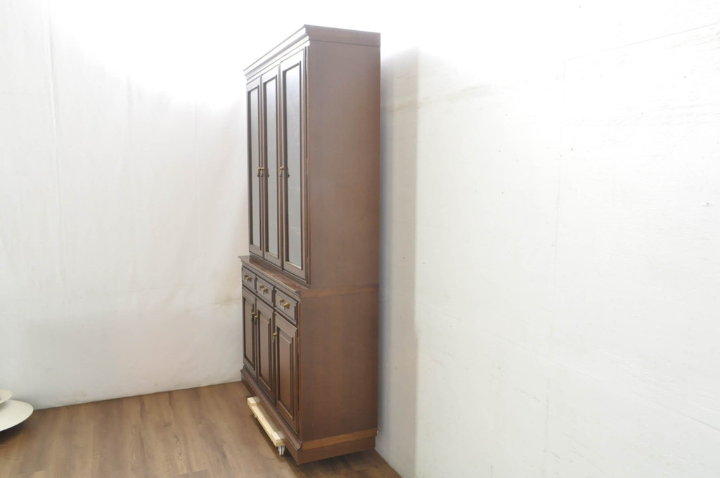 中古　美品　maruni(マルニ木工)　地中海ロイヤルシリーズ(ROYAL)　 シックな佇まいが魅力的なキャビネット(食器棚、収納棚、戸棚、カップボード、飾り棚、本箱)(定価約90万円)(R-080678)