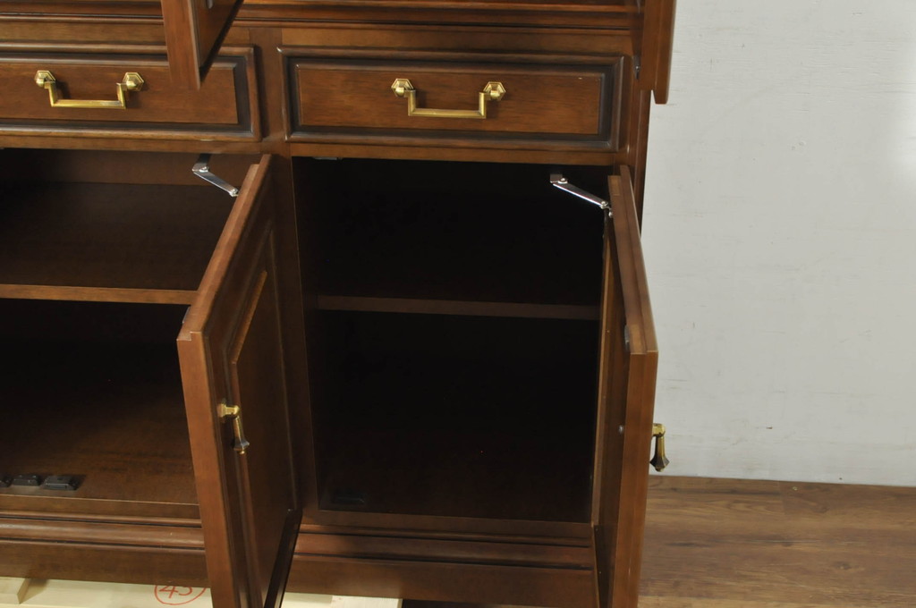 中古　美品　maruni(マルニ木工)　地中海ロイヤルシリーズ(ROYAL)　 シックな佇まいが魅力的なキャビネット(食器棚、収納棚、戸棚、カップボード、飾り棚、本箱)(定価約90万円)(R-080678)