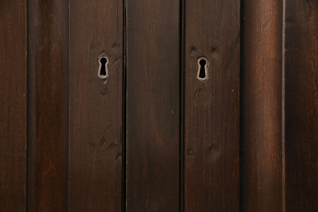 イギリスアンティーク　マホガニー材　シックな色合いで落ち着いた空間づくりに活躍するカップボード(キャビネット、食器棚、収納棚)(R-050251)