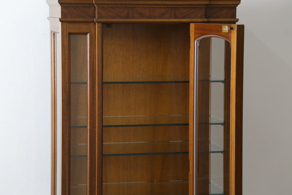 中古　美品　DREXEL HERITAGE(ドレクセルヘリテイジ)　FRANCESCA(フランチェスカ)シリーズ　気品溢れる佇まいが魅力のガラスキャビネット(飾り棚、キュリオケース、ショーケース、ガラスケース、Gケース、コレクションケース、店舗什器)(定価約74万円)(R-077450)