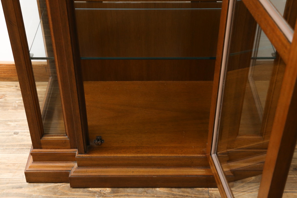 中古　美品　DREXEL HERITAGE(ドレクセルヘリテイジ)　FRANCESCA(フランチェスカ)シリーズ　気品溢れる佇まいが魅力のガラスキャビネット(飾り棚、キュリオケース、ショーケース、ガラスケース、Gケース、コレクションケース、店舗什器)(定価約74万円)(R-077450)