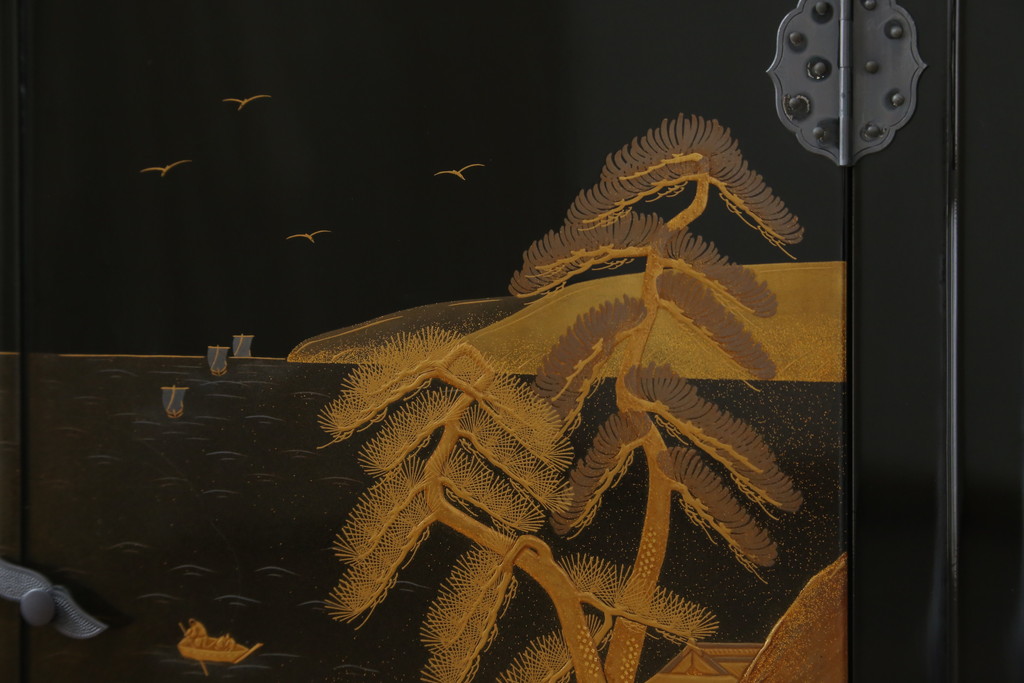 中古　超美品　輪島塗り　漆芸作家　柿木章作　風景の細やかな描写に惹き込まれる飾り棚(茶棚、違い棚、収納棚、戸棚)(定価約1000万円超)(R-071892)