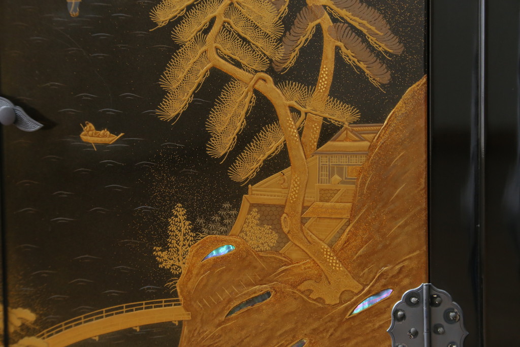 中古　超美品　輪島塗り　漆芸作家　柿木章作　風景の細やかな描写に惹き込まれる飾り棚(茶棚、違い棚、収納棚、戸棚)(定価約1000万円超)(R-071892)