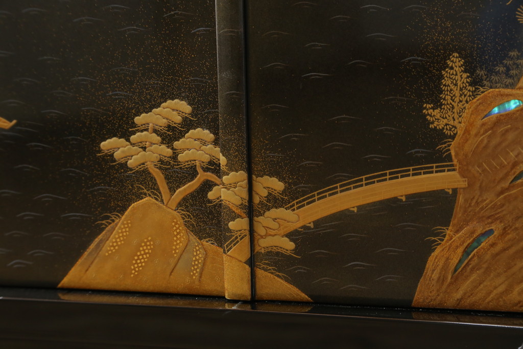 中古　超美品　輪島塗り　漆芸作家　柿木章作　風景の細やかな描写に惹き込まれる飾り棚(茶棚、違い棚、収納棚、戸棚)(定価約1000万円超)(R-071892)