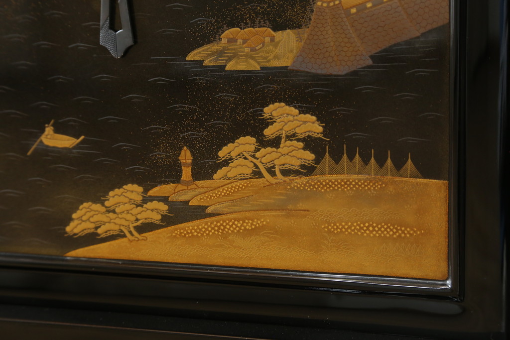 中古　超美品　輪島塗り　漆芸作家　柿木章作　風景の細やかな描写に惹き込まれる飾り棚(茶棚、違い棚、収納棚、戸棚)(定価約1000万円超)(R-071892)