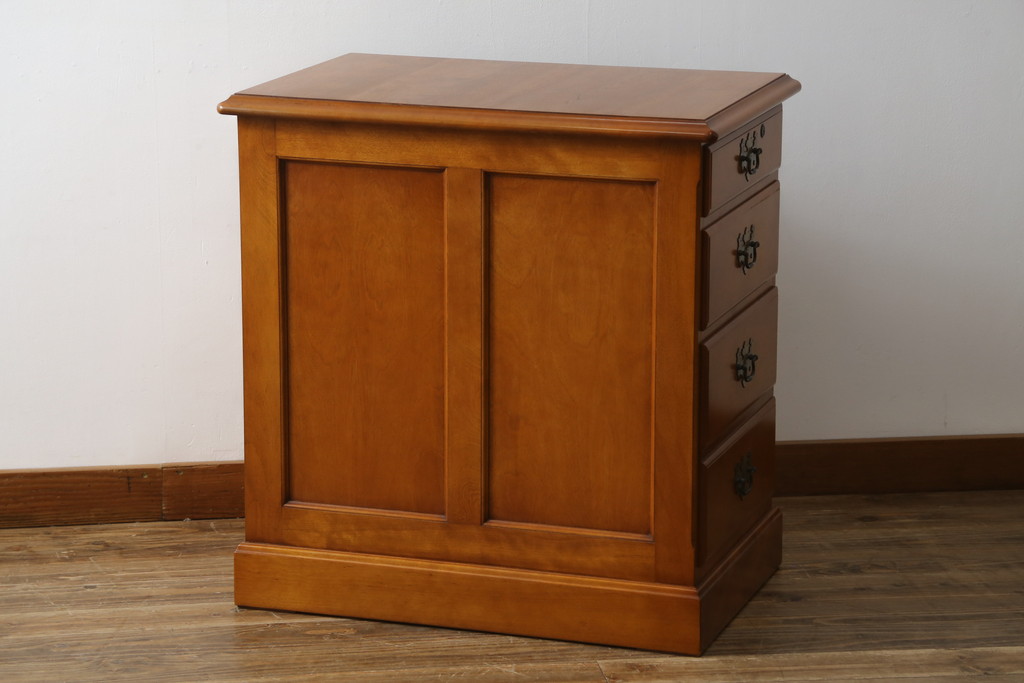 中古　横浜クラシック家具　ダニエル(Daniel)　滑らかな木肌と温かみのある色合いが魅力の脇机(サイドチェスト、サイドテーブル、引き出し)(定価約38万円)(R-051574)
