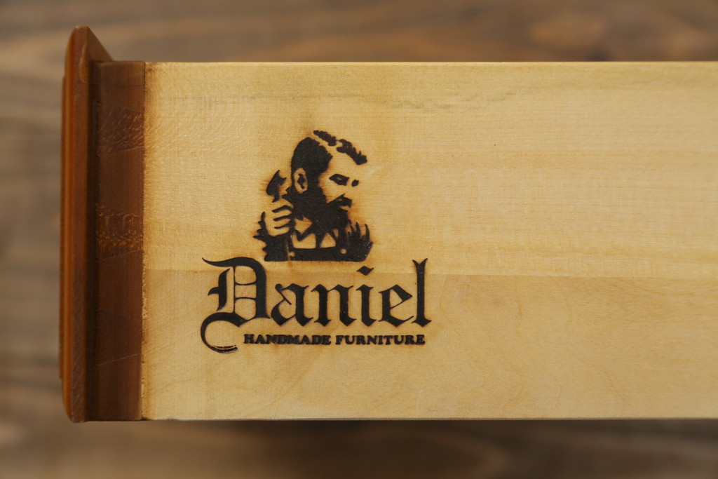 中古　横浜クラシック家具　ダニエル(Daniel)　滑らかな木肌と温かみのある色合いが魅力の脇机(サイドチェスト、サイドテーブル、引き出し)(定価約38万円)(R-051574)