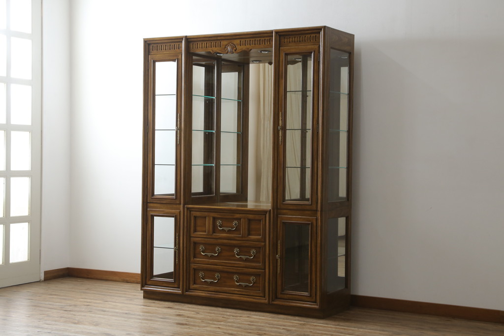 中古　美品　レアな小振りサイズ!!　DREXEL HERITAGE(ドレクセルヘリテイジ)　Grand Villa(グランドヴィラ)　上品な佇まいの照明付きキャビネット(キュリオケース、ガラスケース、ショーケース、食器棚、収納棚、戸棚、飾り棚)(定価約200万円)(R-066916)