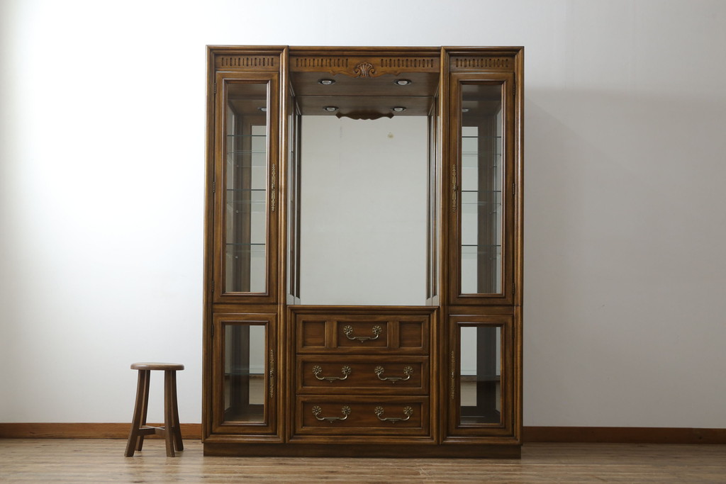 中古　美品　レアな小振りサイズ!!　DREXEL HERITAGE(ドレクセルヘリテイジ)　Grand Villa(グランドヴィラ)　上品な佇まいの照明付きキャビネット(キュリオケース、ガラスケース、ショーケース、食器棚、収納棚、戸棚、飾り棚)(定価約200万円)(R-066916)