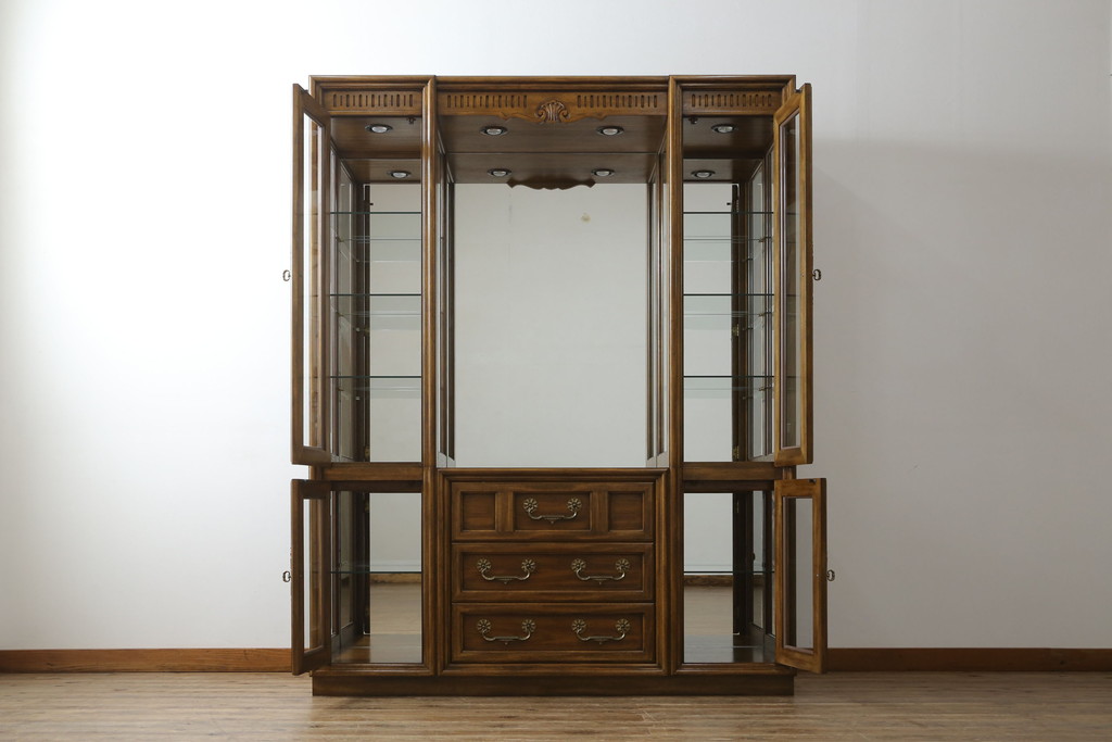 中古　美品　レアな小振りサイズ!!　DREXEL HERITAGE(ドレクセルヘリテイジ)　Grand Villa(グランドヴィラ)　上品な佇まいの照明付きキャビネット(キュリオケース、ガラスケース、ショーケース、食器棚、収納棚、戸棚、飾り棚)(定価約200万円)(R-066916)