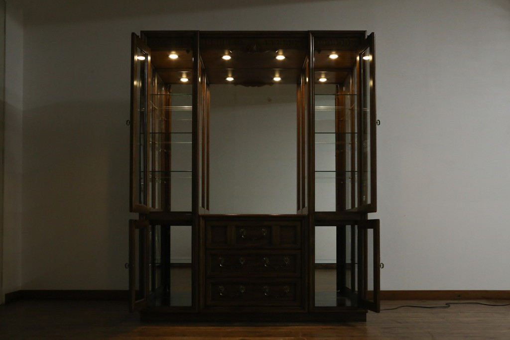 中古　美品　レアな小振りサイズ!!　DREXEL HERITAGE(ドレクセルヘリテイジ)　Grand Villa(グランドヴィラ)　上品な佇まいの照明付きキャビネット(キュリオケース、ガラスケース、ショーケース、食器棚、収納棚、戸棚、飾り棚)(定価約200万円)(R-066916)