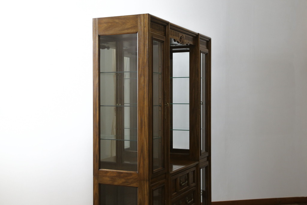 中古　美品　レアな小振りサイズ!!　DREXEL HERITAGE(ドレクセルヘリテイジ)　Grand Villa(グランドヴィラ)　上品な佇まいの照明付きキャビネット(キュリオケース、ガラスケース、ショーケース、食器棚、収納棚、戸棚、飾り棚)(定価約200万円)(R-066916)
