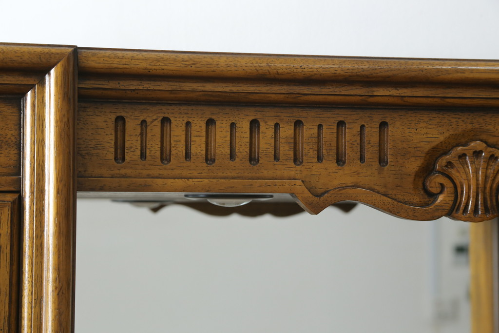 中古　美品　レアな小振りサイズ!!　DREXEL HERITAGE(ドレクセルヘリテイジ)　Grand Villa(グランドヴィラ)　上品な佇まいの照明付きキャビネット(キュリオケース、ガラスケース、ショーケース、食器棚、収納棚、戸棚、飾り棚)(定価約200万円)(R-066916)