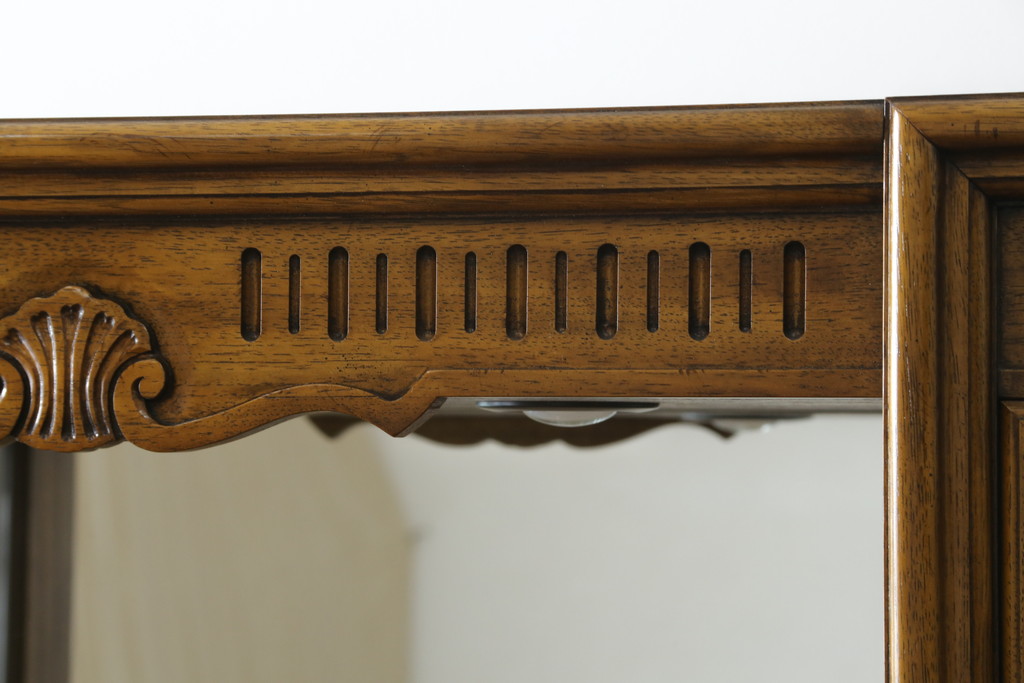 中古　美品　レアな小振りサイズ!!　DREXEL HERITAGE(ドレクセルヘリテイジ)　Grand Villa(グランドヴィラ)　上品な佇まいの照明付きキャビネット(キュリオケース、ガラスケース、ショーケース、食器棚、収納棚、戸棚、飾り棚)(定価約200万円)(R-066916)