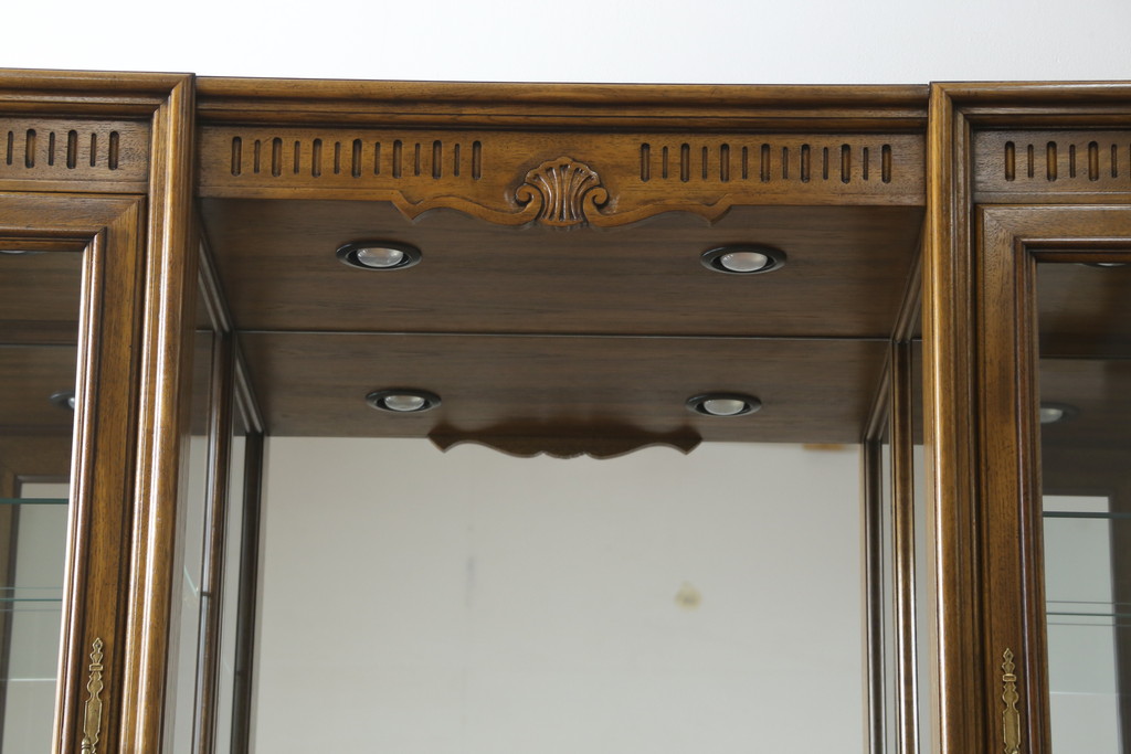中古　美品　レアな小振りサイズ!!　DREXEL HERITAGE(ドレクセルヘリテイジ)　Grand Villa(グランドヴィラ)　上品な佇まいの照明付きキャビネット(キュリオケース、ガラスケース、ショーケース、食器棚、収納棚、戸棚、飾り棚)(定価約200万円)(R-066916)