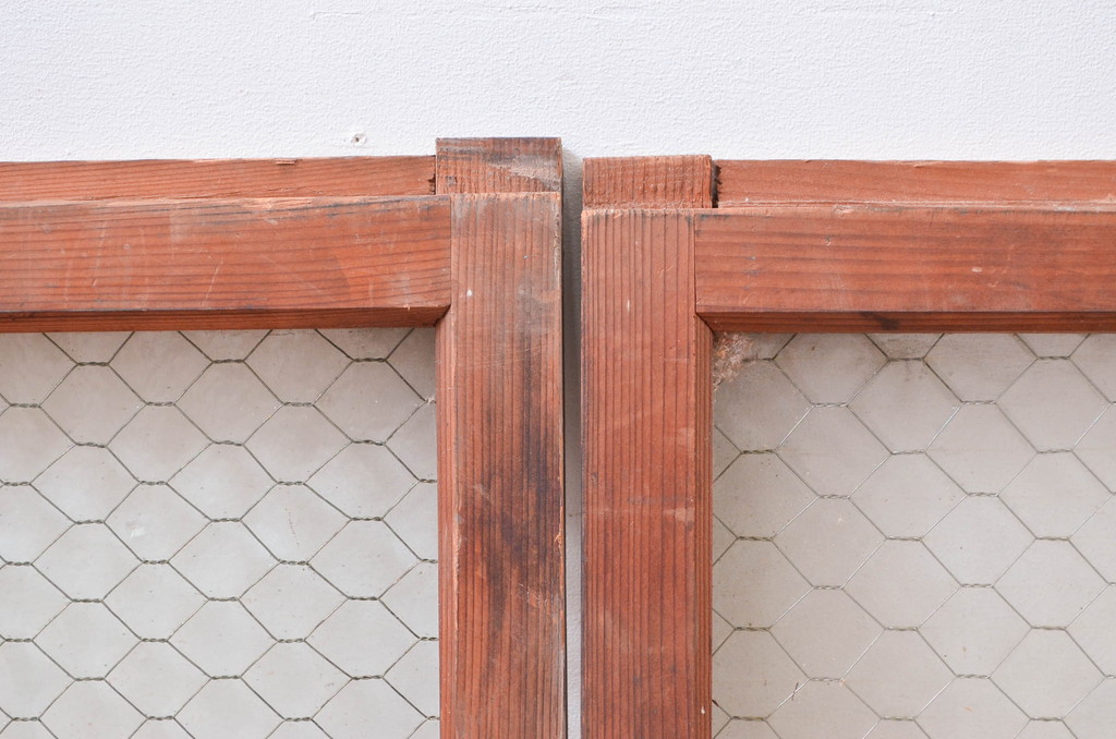 アンティーク建具　どこか懐かしい雰囲気を感じる金網入りガラス窓2枚セット(引き戸、ガラス戸)(R-080930)