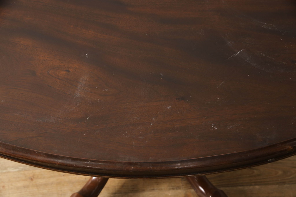 イギリスアンティーク　高級品!!　Lloyd's Antiques(ロイズ・アンティークス)取り扱い　マホガニー材　チルトアップ　クラシカルな佇まいが魅力のラウンドテーブル(ダイニングテーブル、4人掛け、2人掛け、食卓、丸テーブル、英国)(R-068689)