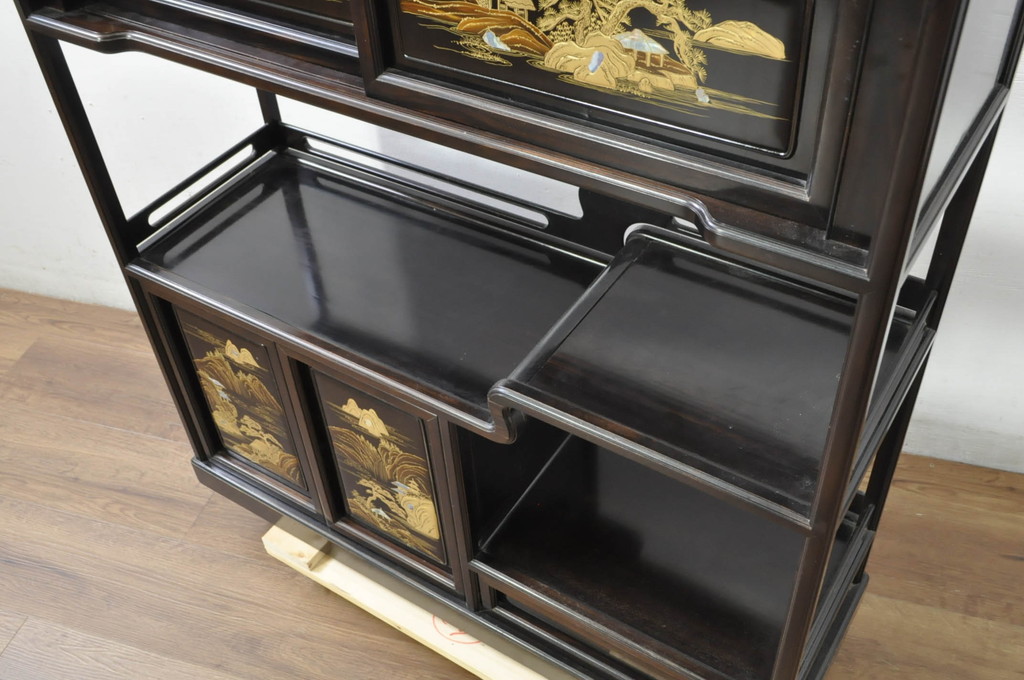 和製ビンテージ　美品　最高級　国産職人手作り　黒檀(コクタン)材　漆塗りの品のある佇まいが美しい蒔絵入り飾り棚(茶棚、戸棚、収納棚、違い棚、ヴィンテージ)(定価約150万円)(R-080689)