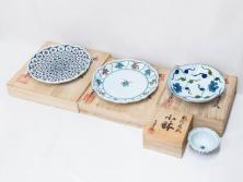 田代亮秀　有田焼　古代丸紋　小鉢　緑彩牡丹唐草紋　染錦花割紋　紺朱古代丸紋　3.5寸・7.1寸・8.9寸　優美なデザインが美しい皿2枚&鉢2客セット(向付、深鉢、大皿、深皿、和皿、和食器、裏印、共箱付き、三寸五分、七寸一分、八寸九分)(R-081497)