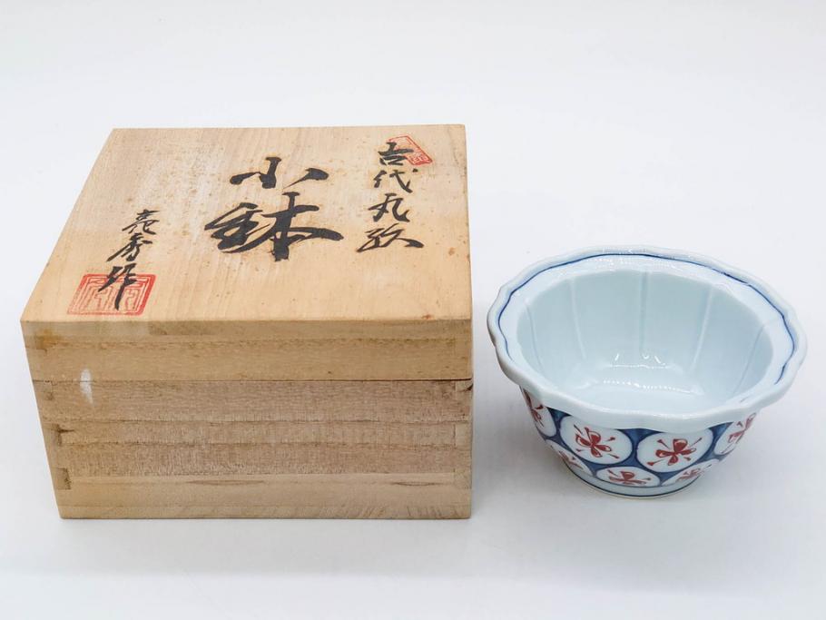 田代亮秀　有田焼　古代丸紋　小鉢　緑彩牡丹唐草紋　染錦花割紋　紺朱古代丸紋　3.5寸・7.1寸・8.9寸　優美なデザインが美しい皿2枚&鉢2客セット(向付、深鉢、大皿、深皿、和皿、和食器、裏印、共箱付き、三寸五分、七寸一分、八寸九分)(R-081497)