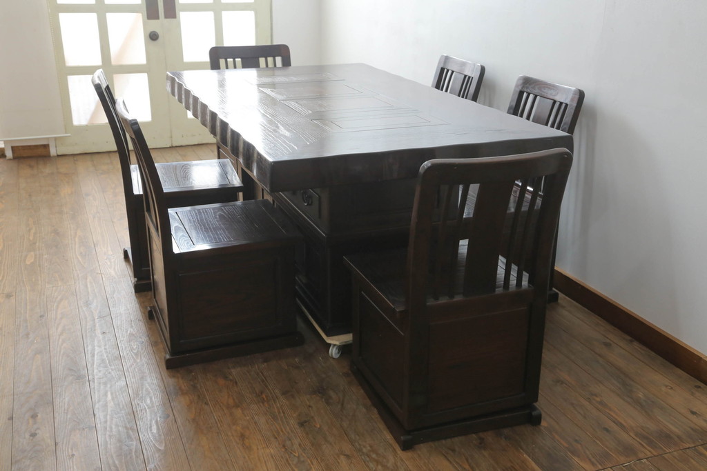 中古　広島県　博永家具　キャスター付き　シックな色合いが魅力的な収納付き板座チェア2脚セット(ダイニングチェア、椅子、イス)(定価2脚で約24万円)(R-075180)