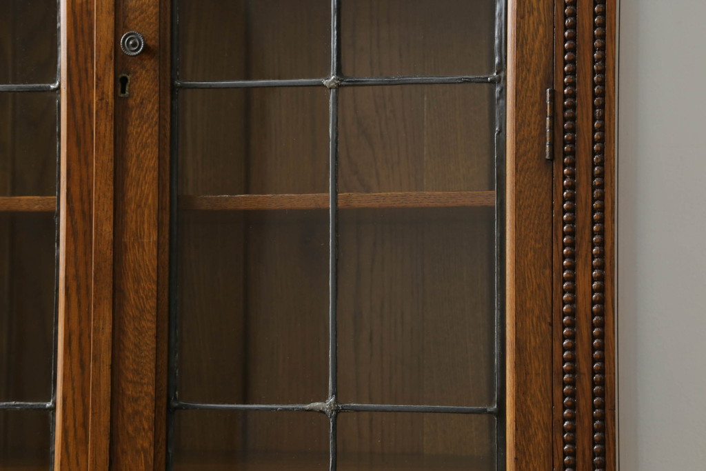 イギリスアンティーク　ステンドグラスが可愛らしいキャビネット(収納棚、戸棚、飾り棚、本箱、ブックケース、カップボード、英国)(R-072698)