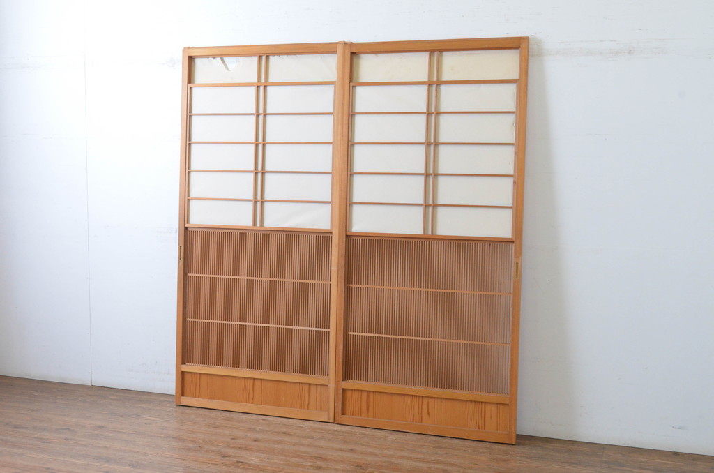 ビンテージ建具　上げ下げできる障子付き　和テイストのお部屋作りにお勧めな格子戸2枚セット(ヴィンテージ、引き戸、障子戸)(R-065513)