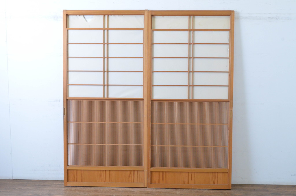 ビンテージ建具　上げ下げできる障子付き　和テイストのお部屋作りにお勧めな格子戸2枚セット(ヴィンテージ、引き戸、障子戸)(R-065513)