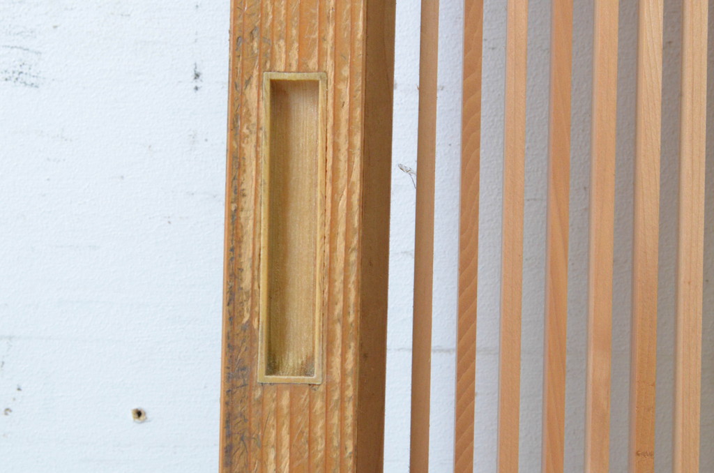 ビンテージ建具　上げ下げできる障子付き　和テイストのお部屋作りにお勧めな格子戸2枚セット(ヴィンテージ、引き戸、障子戸)(R-065513)
