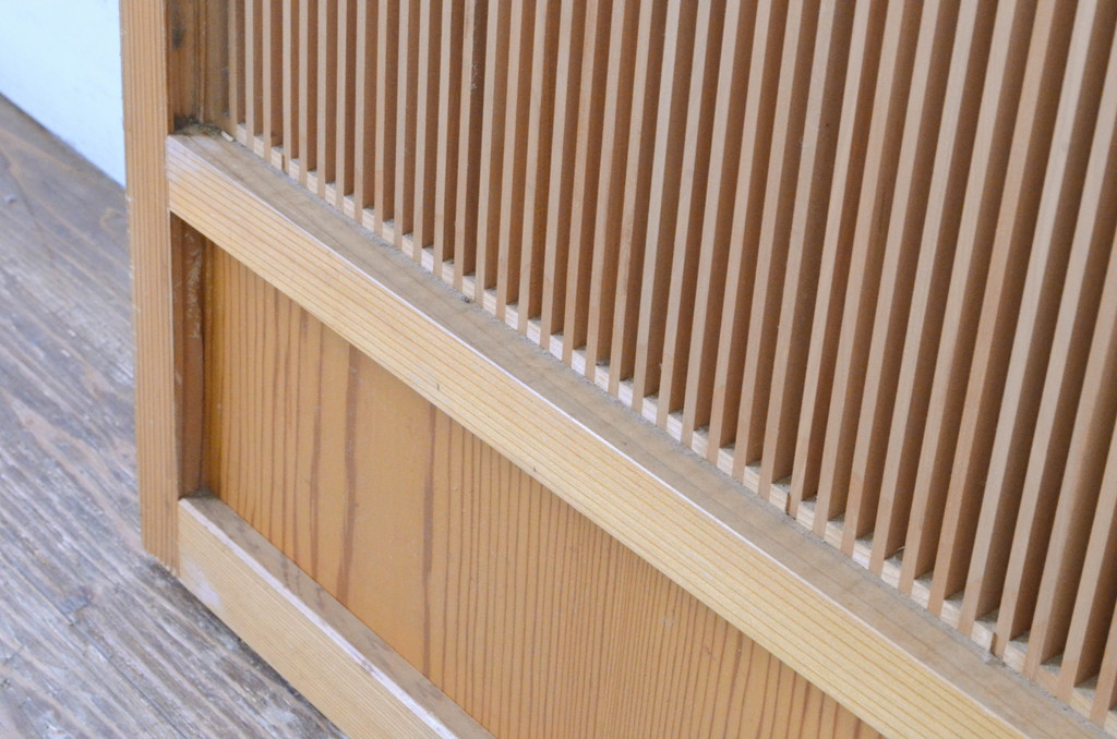 ビンテージ建具　上げ下げできる障子付き　和テイストのお部屋作りにお勧めな格子戸2枚セット(ヴィンテージ、引き戸、障子戸)(R-065513)