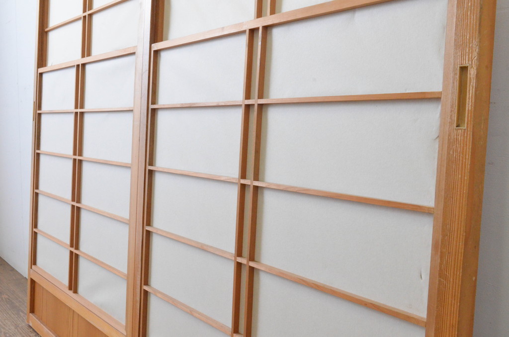 ビンテージ建具　上げ下げできる障子付き　和テイストのお部屋作りにお勧めな格子戸2枚セット(ヴィンテージ、引き戸、障子戸)(R-065513)