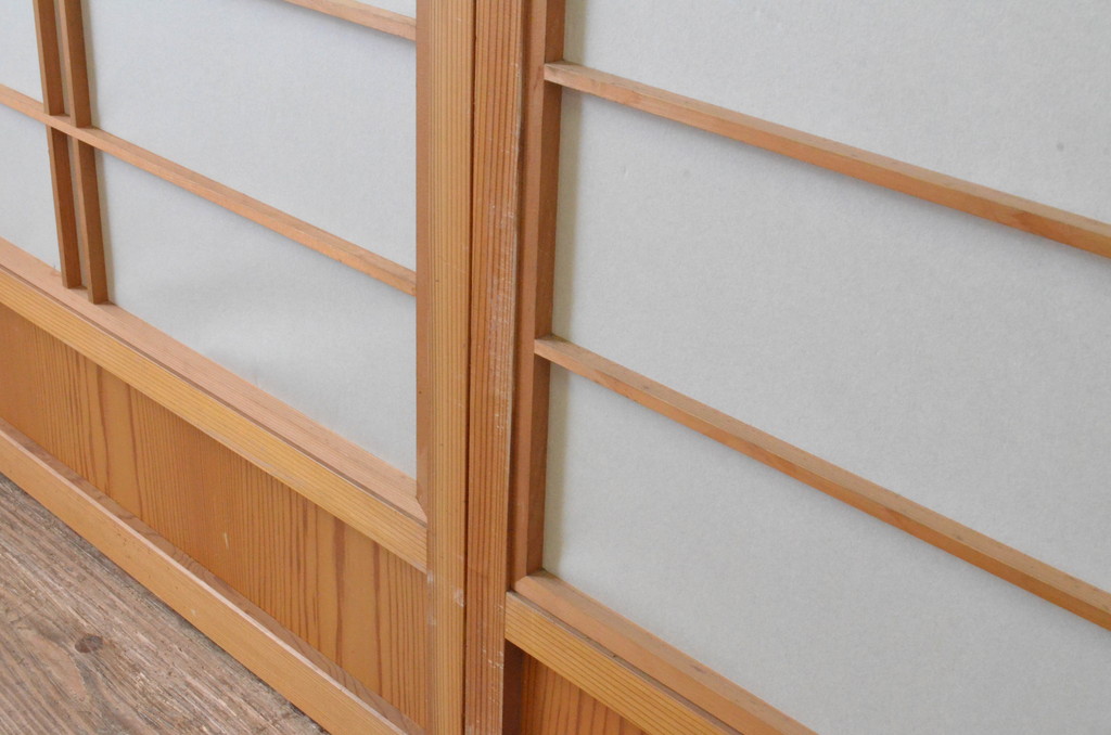 ビンテージ建具　上げ下げできる障子付き　和テイストのお部屋作りにお勧めな格子戸2枚セット(ヴィンテージ、引き戸、障子戸)(R-065513)