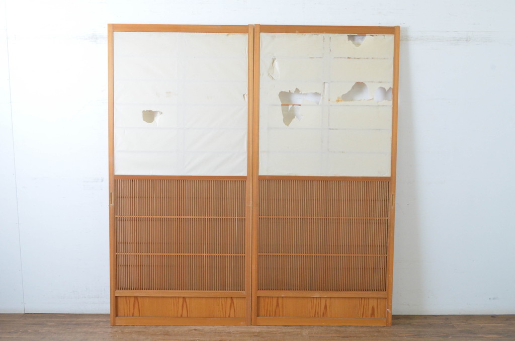ビンテージ建具　上げ下げできる障子付き　和テイストのお部屋作りにお勧めな格子戸2枚セット(ヴィンテージ、引き戸、障子戸)(R-065513)