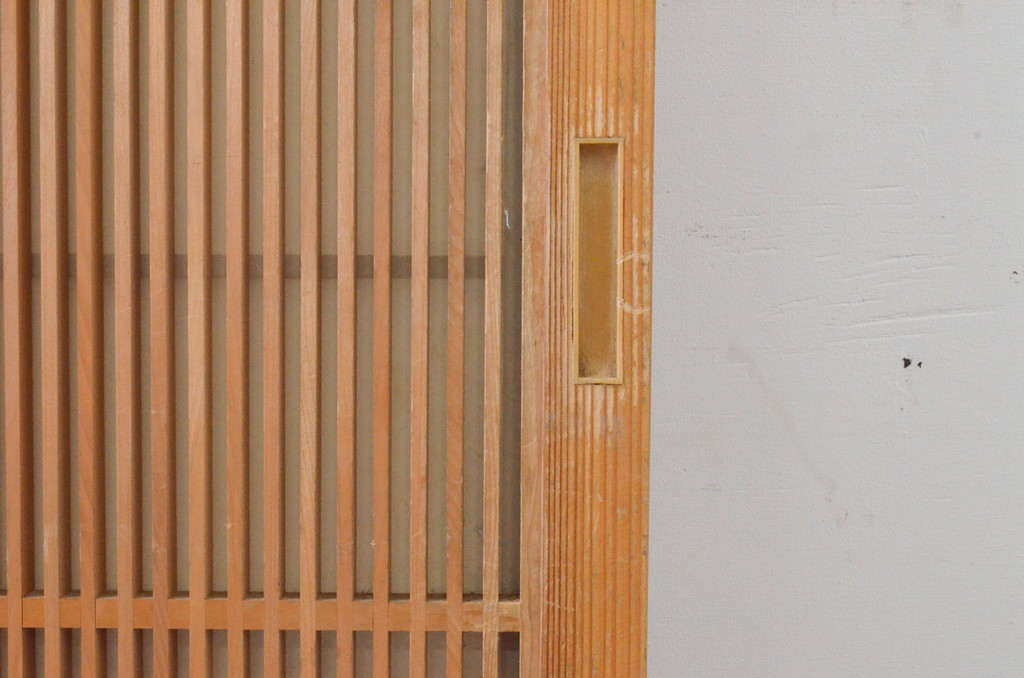 ビンテージ建具　上げ下げできる障子付き　和テイストのお部屋作りにお勧めな格子戸2枚セット(ヴィンテージ、引き戸、障子戸)(R-065513)