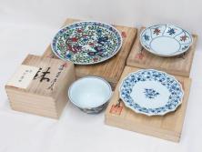 田代亮秀　有田焼　染錦鳳凰唐草紋　花割紋　花唐草紋　万歴風双龍紋　5.2寸・7寸・7.6寸・1尺　華やかな雰囲気の皿2枚&鉢2客セット(鳥、竜、深鉢、中皿、大皿、尺皿、深皿、和皿、和食器、裏印、共箱付き、五寸二分、七寸、七寸六分、一尺)(R-081501)