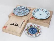 田代亮秀　有田焼　古赤絵魚藻紋 約23.3cm 7.6寸/染錦亀甲秋桜紋 約27cm 8.9寸/花割紋 約27.4cm 9寸　華麗な彩色が美しい皿3枚セット(中皿、大皿、深皿、和皿、和食器、裏印、共箱付き、七寸六分、八寸九分、九寸)(R-081502)