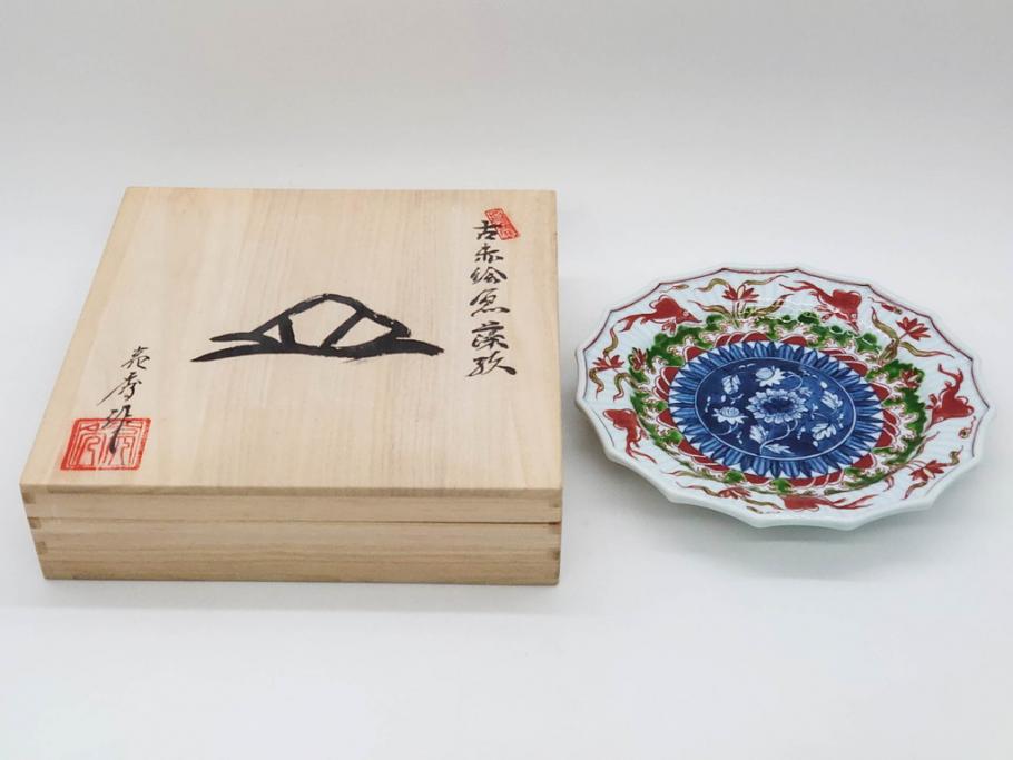 田代亮秀　有田焼　古赤絵魚藻紋 約23.3cm 7.6寸/染錦亀甲秋桜紋 約27cm 8.9寸/花割紋 約27.4cm 9寸　華麗な彩色が美しい皿3枚セット(中皿、大皿、深皿、和皿、和食器、裏印、共箱付き、七寸六分、八寸九分、九寸)(R-081502)