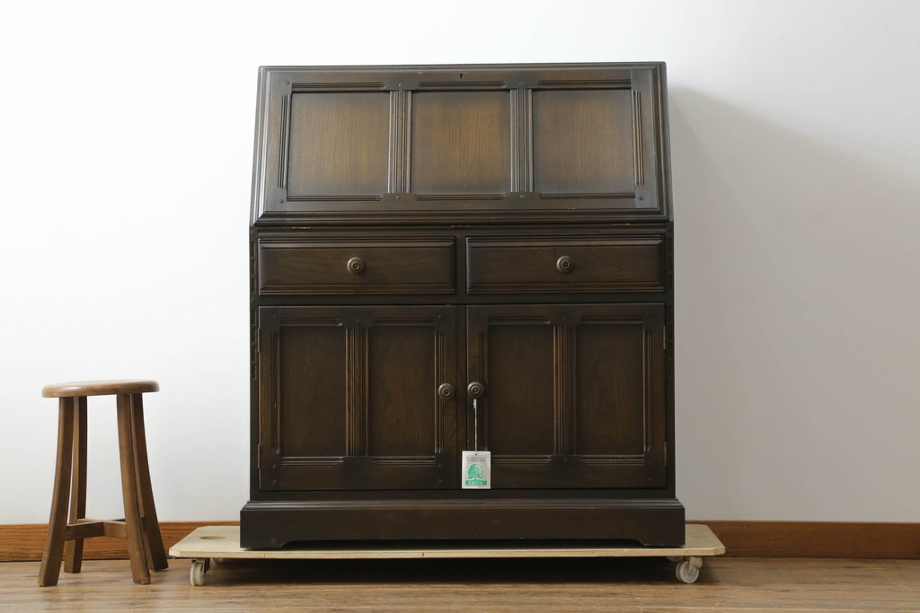 中古　美品　希少モデル　ERCOL(アーコール)　エルム材　クラシカルな佇まいで落ち着いた雰囲気を醸し出すライティングビューロー(ワークデスク、簿記机、収納棚、戸棚、在宅用、在宅ワーク用)(R-075298)