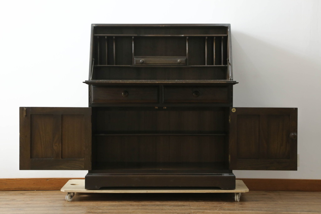 中古　美品　希少モデル　ERCOL(アーコール)　エルム材　クラシカルな佇まいで落ち着いた雰囲気を醸し出すライティングビューロー(ワークデスク、簿記机、収納棚、戸棚、在宅用、在宅ワーク用)(R-075298)