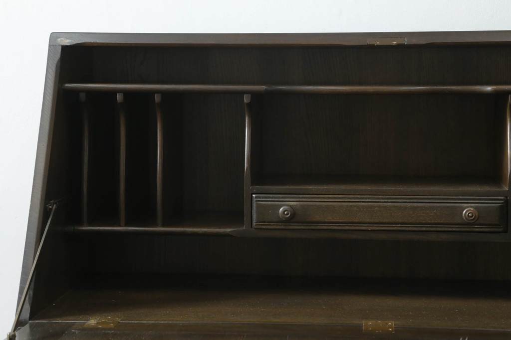 中古　美品　希少モデル　ERCOL(アーコール)　エルム材　クラシカルな佇まいで落ち着いた雰囲気を醸し出すライティングビューロー(ワークデスク、簿記机、収納棚、戸棚、在宅用、在宅ワーク用)(R-075298)